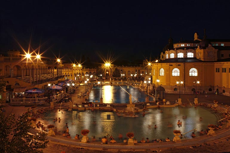 Széchenyi kylpylä Budapestissä, iltavalaistuksessa.
